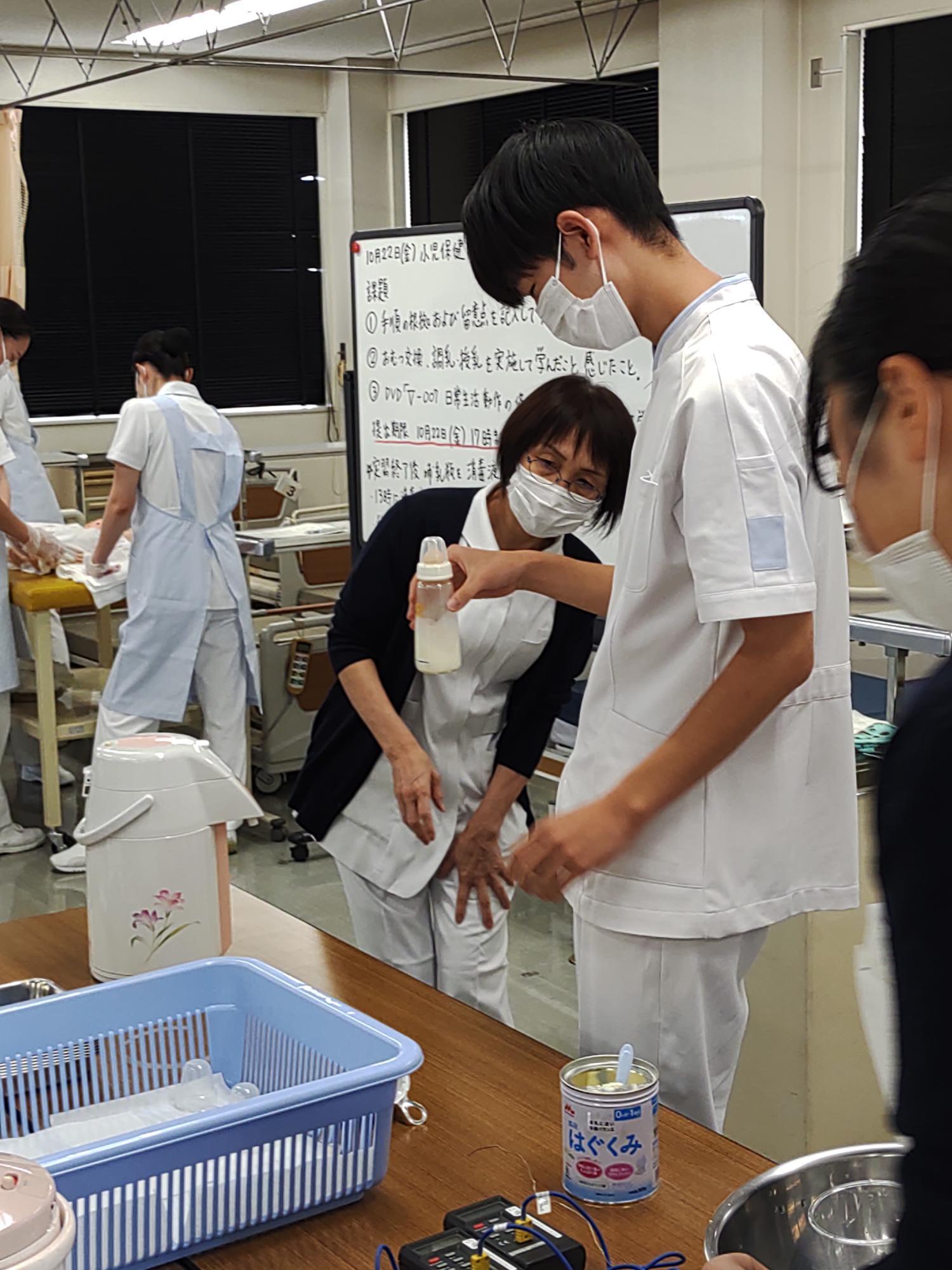おむつ交換・調乳・授乳の実習を行いました【2年生】 | 公立